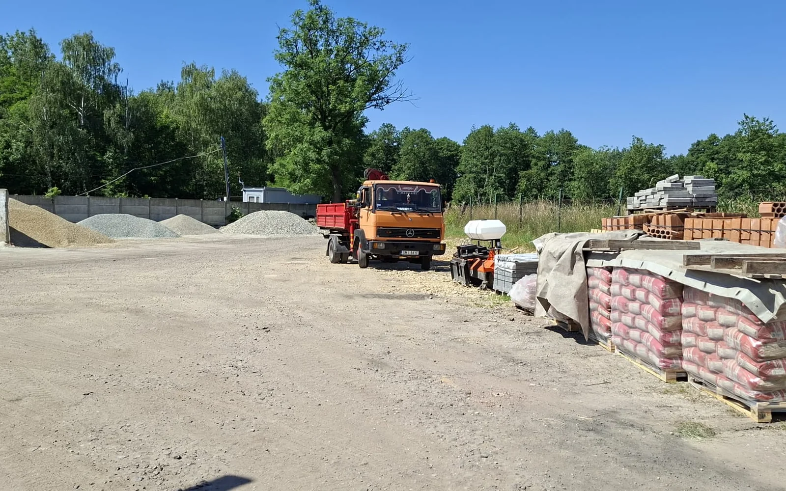 Plac materiałów budowlanych i samochód do transportu